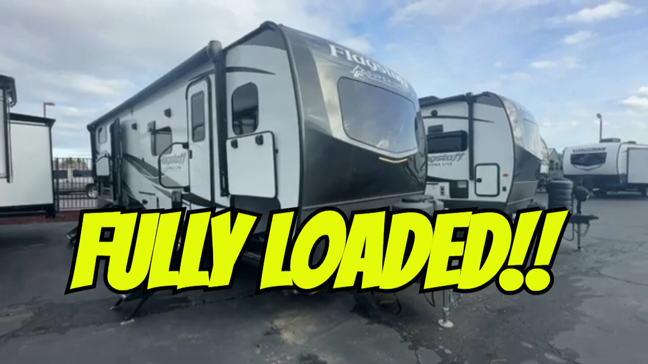 BEST Travel Trailer under 33ft that sleeps 10!!