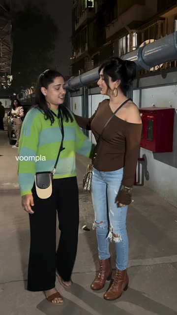 gaurav khanna’s wifey akansha chamola spotted in juhu sharing a moment with fans.mp4