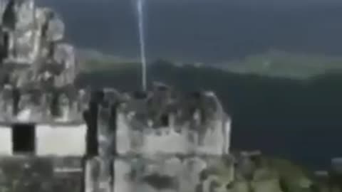 Faisceau lumineux au-dessus d’une construction ancienne – Ascension vers un OVNI