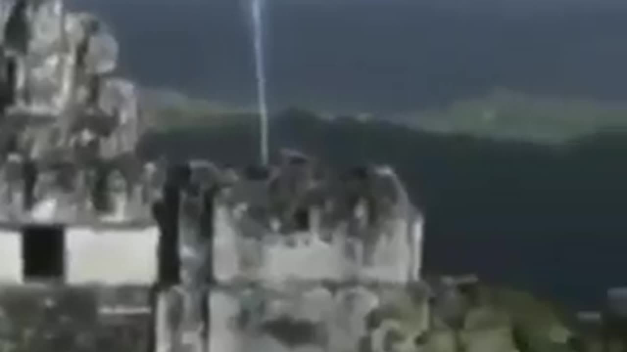 Faisceau lumineux au-dessus d’une construction ancienne – Ascension vers un OVNI