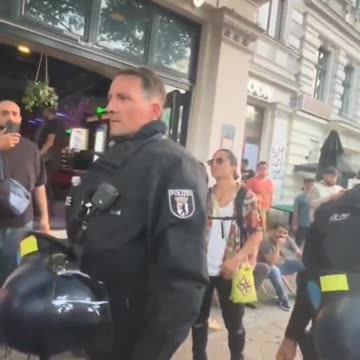 German police are not afraid of Islamic crowds.