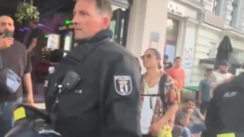 German police are not afraid of Islamic crowds.