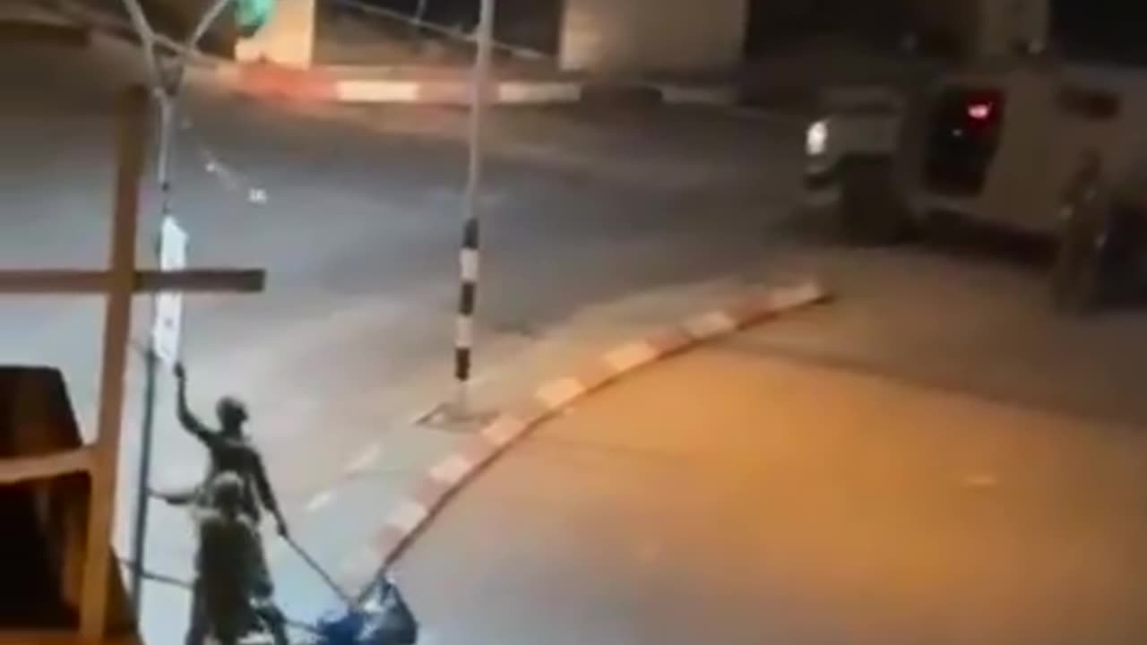 IDF is working in Ramallah to take down Hamas flags.