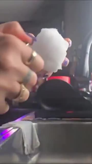 🇺🇸 “Has anyone seen snow do this before?”