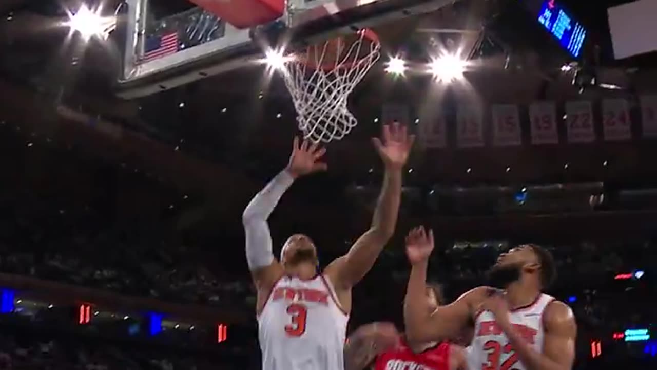 NBA - Jalen Green switches hands midair and finger rolls it in with the left 😮‍💨