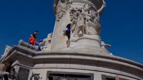 In Paris, a patriot throws away Palestine flag to great jubilation of the crowd.