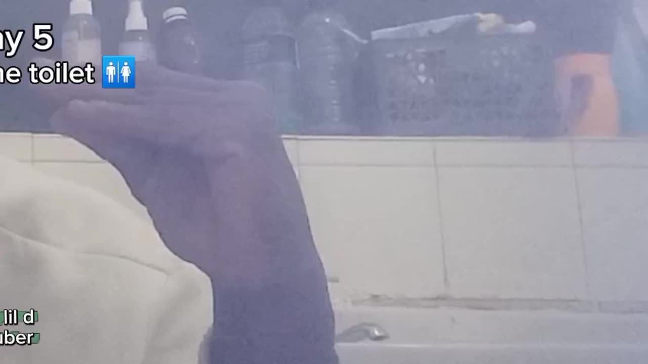 its day 5 im still in the toilet 🚻 going crazy