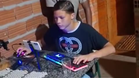 Garoto faz gameplayer no improviso para seu publico no Brasil