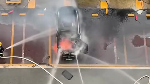 הונאת המכונית החשמלית כאשר היא עולה באש את השריפה אי אפשר לכבות