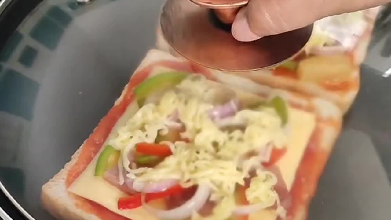 Tasty Bread Pizza / DIY Pizza (No bake, quick and easy homemade pizza)