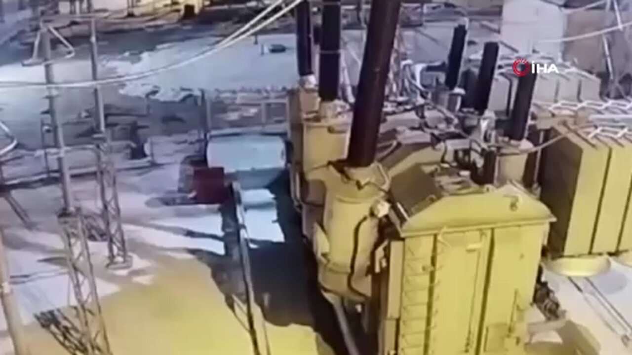 Elazığ'da patlayan trafo alevlere teslim oldu: O anlar kamerada