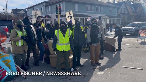🚨 Minneapolis Police are RIPPING DOWN barricades leftists set up in street, FINALLY!