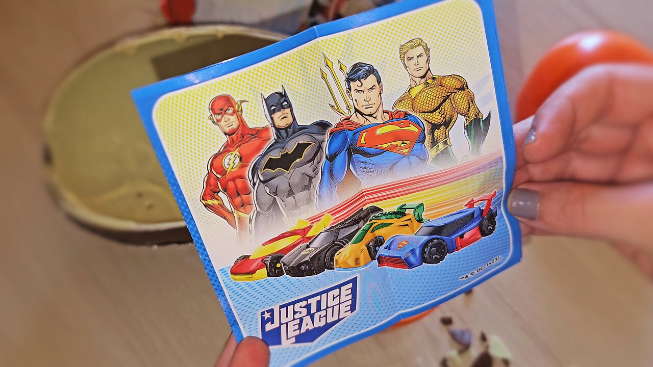 Winter Holiday Theme Kinder Surprise MAXI Egg: What's Inside?