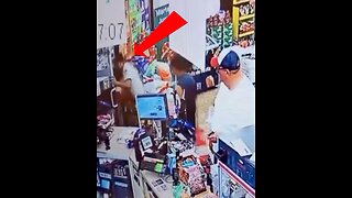 Grupo de aficionados de fútbol roba cervezas en una tienda