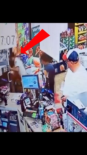 Grupo de aficionados de fútbol roba cervezas en una tienda