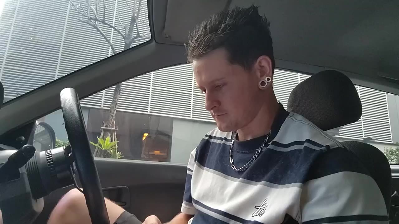 DISTRACTED DRIVING PATTAYA BELLENDS