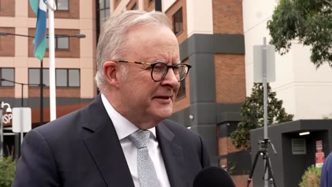 Australian prime minister visits Bondi shooting hero in hospital