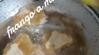 Frango a Milanesa na frigideira velha banhado no oleo de soja