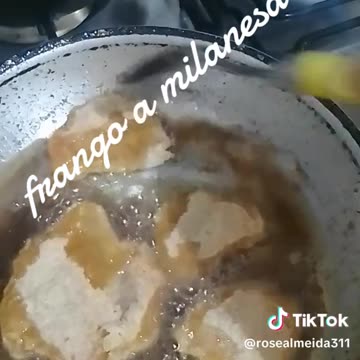 Frango a Milanesa na frigideira velha banhado no oleo de soja