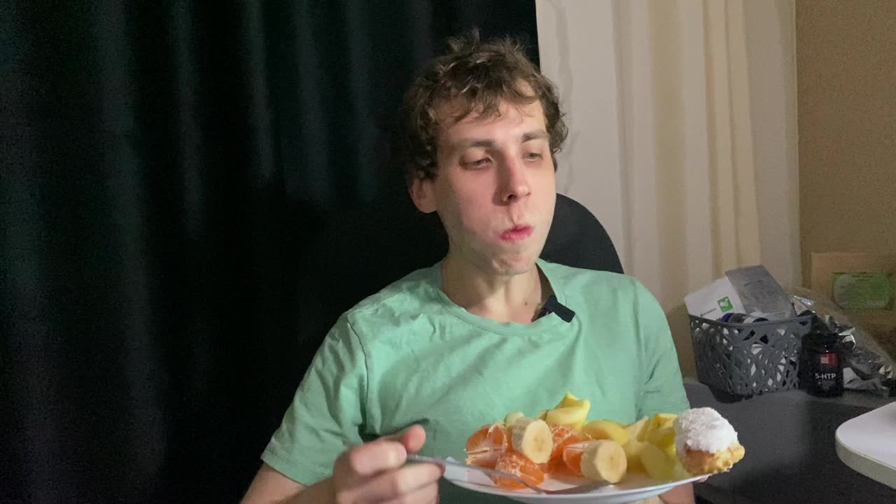 Ем фрукты и эклер