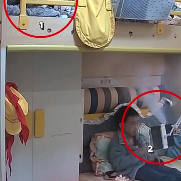 Tableta nueva suelta humo mientras un niño ve un video