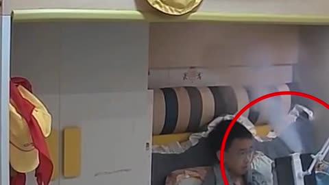 Tableta nueva suelta humo mientras un niño ve un video