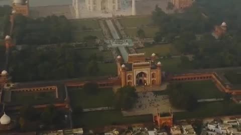 the construction of the Taj Mahal in Agra