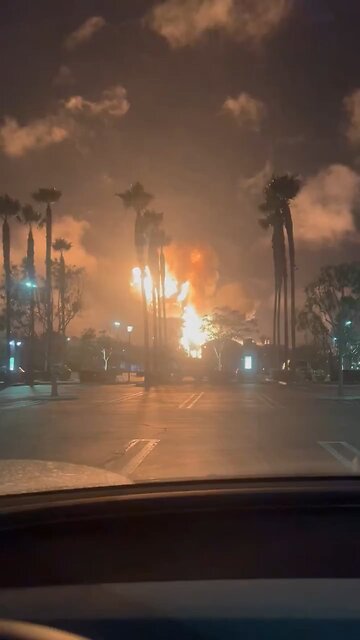 🇺🇸A powerful fire broke out at the Chevron oil refinery in Southern California