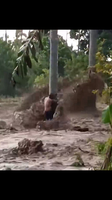 Lucha por su vida en plena inundación en Filipinas