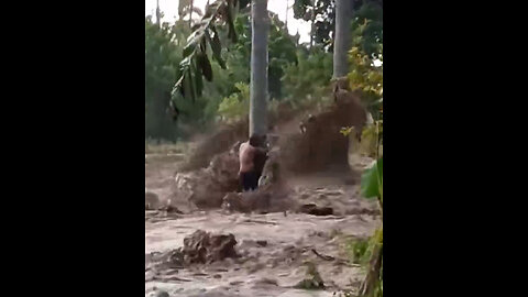 Lucha por su vida en plena inundación en Filipinas