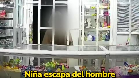 Niña perseguida por un hombre busca ayuda en una tienda