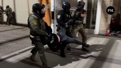Federal agents walked right up to Antifa militants