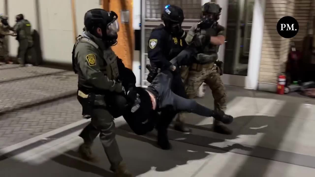 Federal agents walked right up to Antifa militants