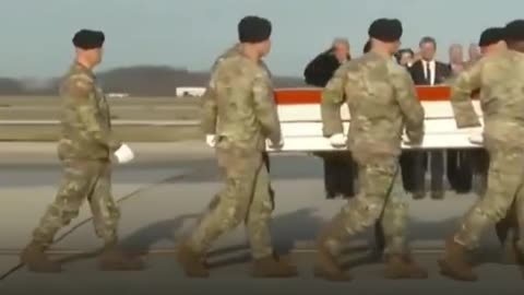 Trump despide a los militares y al intérprete muertos en un ataque de Estado Islámico en Siria