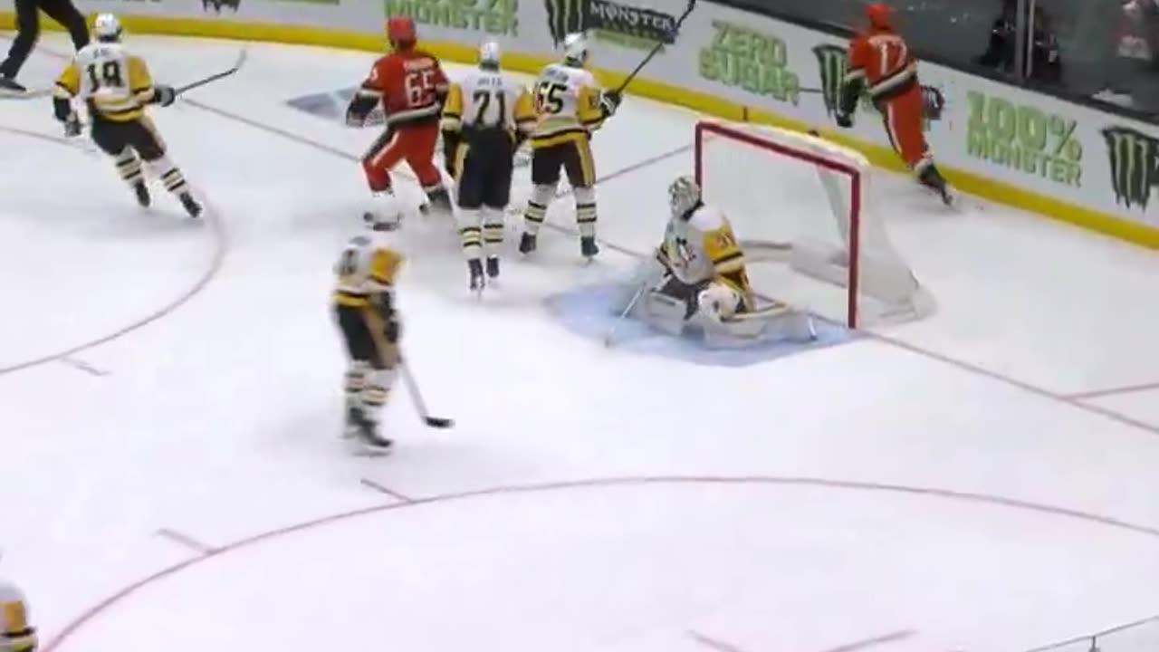 🚨 Vatrano BURIES IT! 🚨 Ducks lead 4-1! #FlyTogether