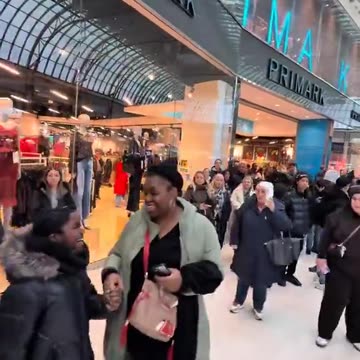 ουρα αναμονης για το κείκ ινφλουενσερ ζαχαροπλάστισσας