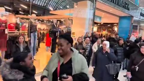 ουρα αναμονης για το κείκ ινφλουενσερ ζαχαροπλάστισσας