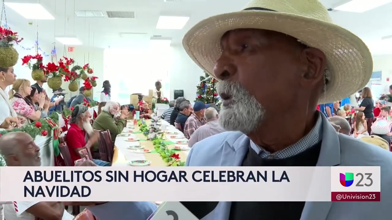 Así celebran la Navidad un grupo de abuelos sin hogar