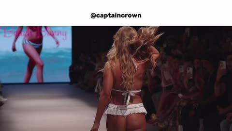 Sexy runway models in 👙