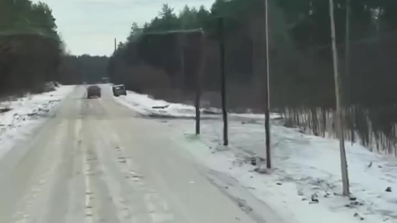 🕸️ Net against Russian FPV drones on a logistics route in the Kursk region.