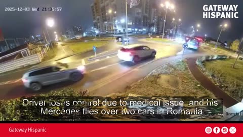 Chaos in Romania: A Mercedes “flies” over two cars after the driver suffers a medical episode