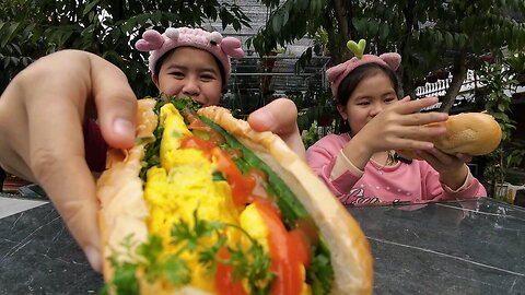 Duong Cookie makes delicious egg sandwiches