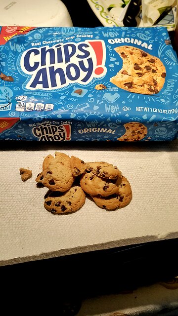 Eating Nabisco Party Size Chips Ahoy! Real Chocolate Chip Cookies, Original, Dbn, MI, 1/11/26