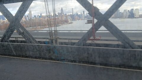 M train overlooking the East River #NYC