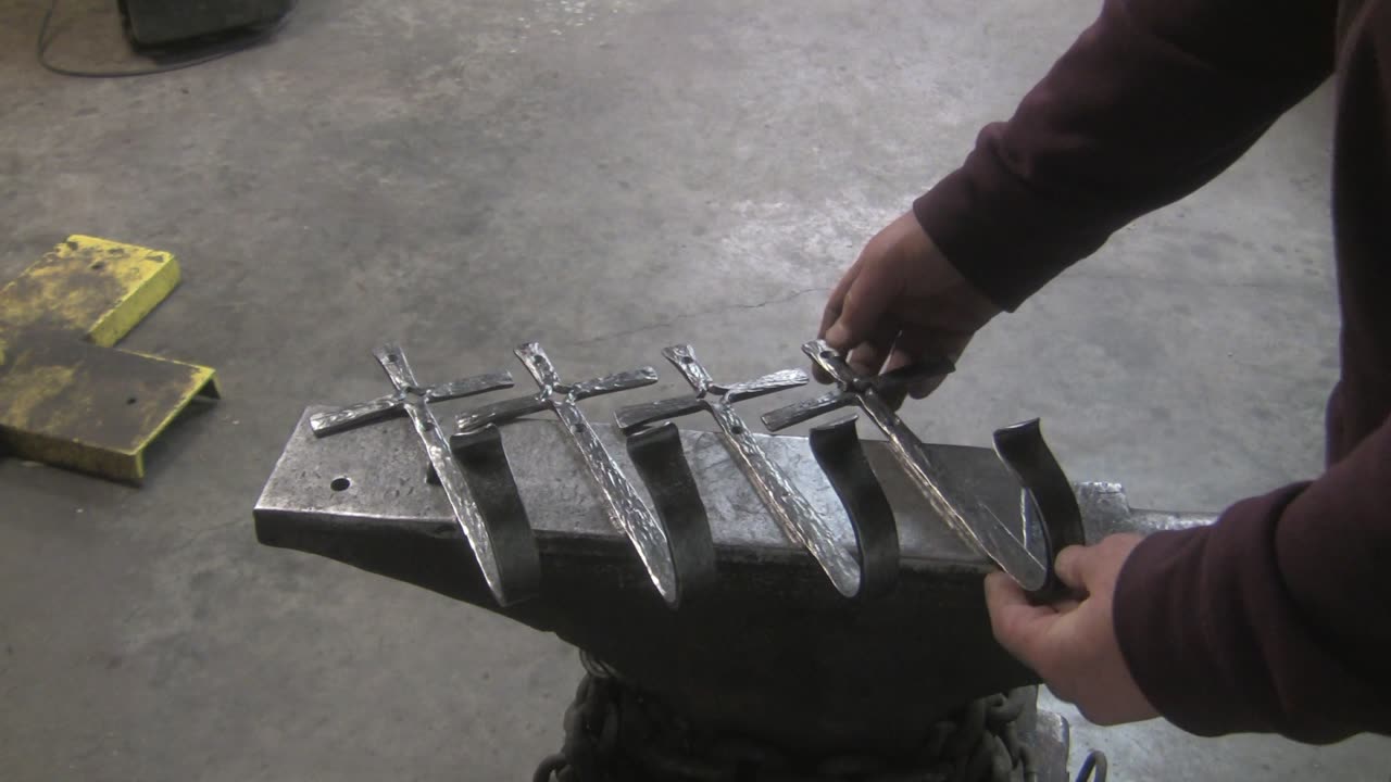 Forging a split cross hook