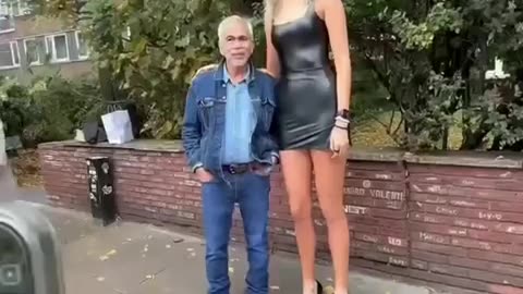 🤯🌆 Watch A 6'10" Man Navigating Through London's Narrow Streets! | FeedMyCuriosity