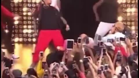 [CROWD] The Energy When Chris Brown Performed "Love More" (NYC 2013) 🗣️🔊