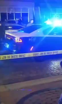 Po i ikte policisë, i riu përfundon me makinë në lokal, 4 viktima dhe 11 të plagosur