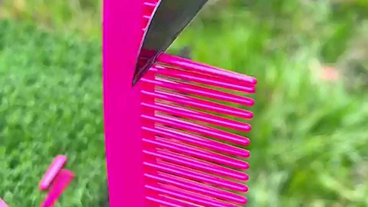 Must Watch: Combing the Comb #asmr #asmrsounds #satisfying #satisfyingvideo #odd