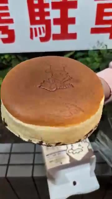 The Fluffiest Pancakes in the World?! 🍰😱 Rikuro’s Famous Cheesecake in Osaka Japan!